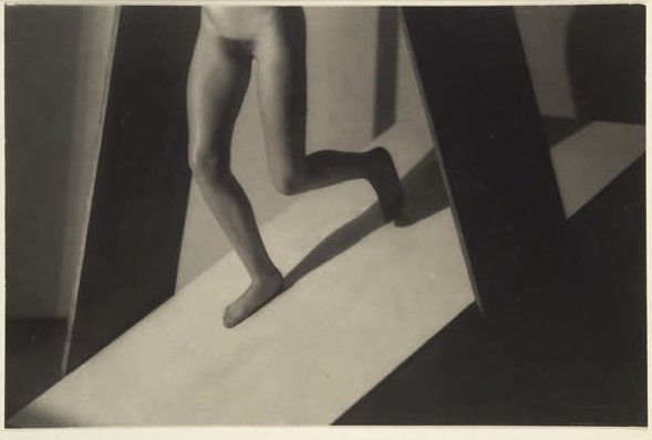 František Drtikol: Krok, 1929, pigment, ze sbírky UPM