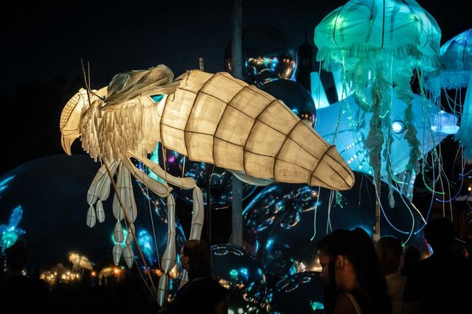 Nomen omen. V.O.S.A. nabídne i obří svítící loutky.