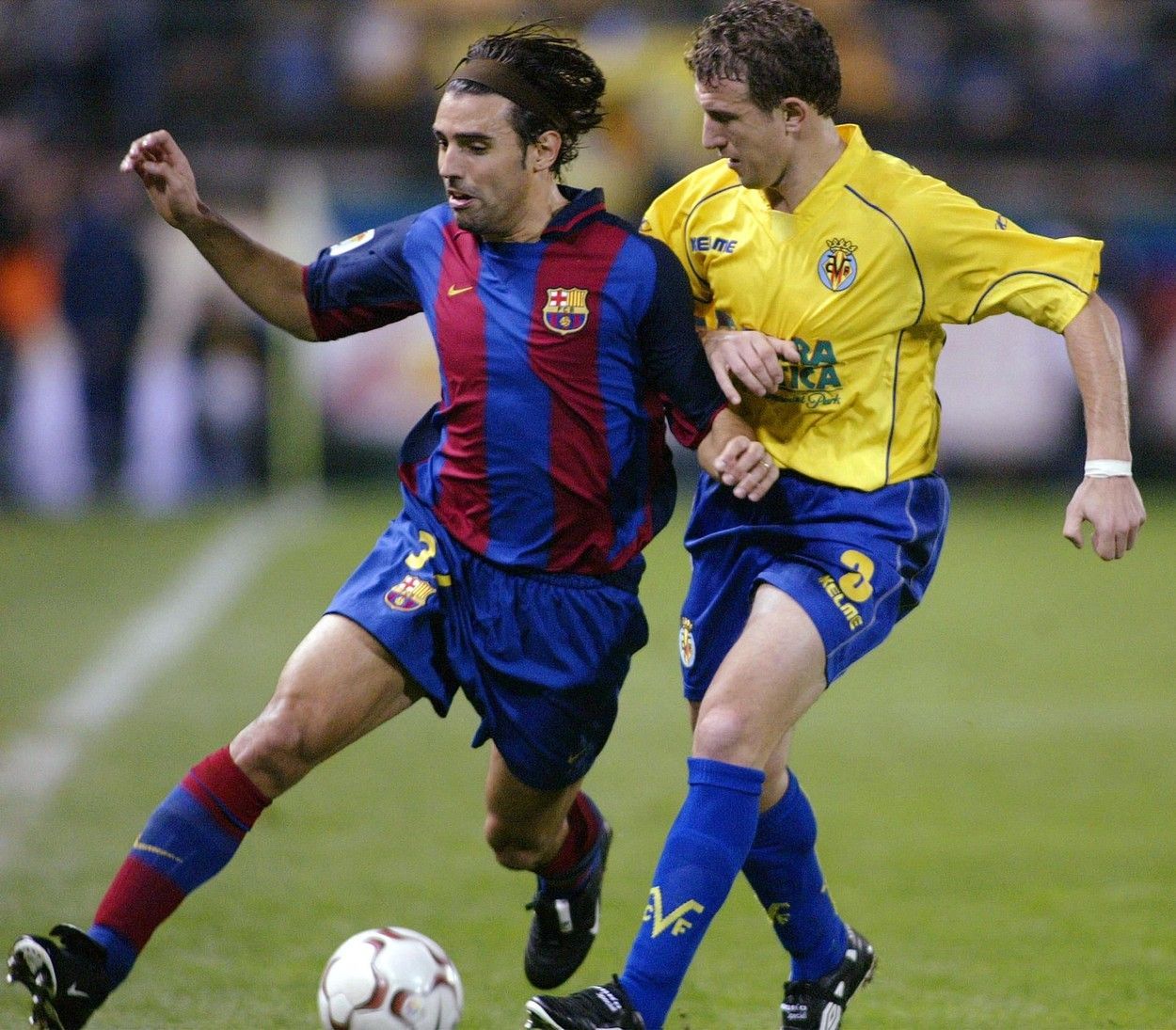fotbal, španělská liga, 2003/2004, Villarreal - FC Barcelona, Sergio Santamaria (FC Barcelona) a Rodolfo Arruabarrena