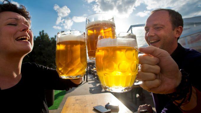 Většina látek v pivu je zdraví prospěšná, pomáhá taky trávení, říká profesor Pavel Dostálek, který pivo zkoumá vědecky. České pivo je podle něj unikátní tím, že je vyrobené z přírodních surovin.