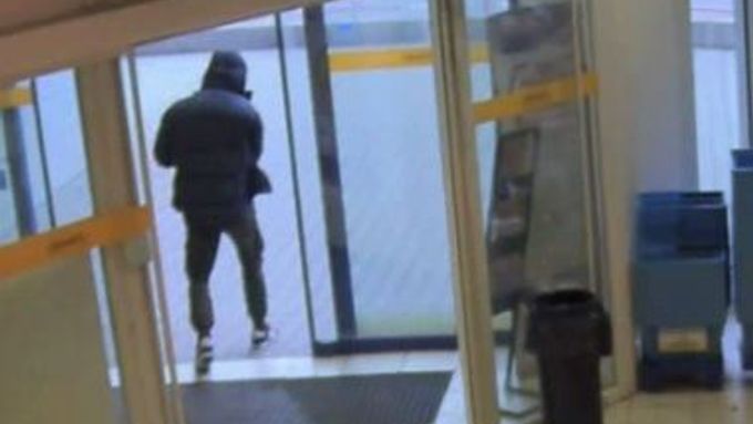 Policie zveřejnila kamerový záznam, na kterém muž krade yorkshirského teriéra. Po zloději pátrá a žádá veřejnost o pomoc.