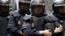 Police in riot gear block off a street near the the Spanish parliament during an anti-austerity demonstration in Madrid, September 25, 2012. Anti-austerity demonstrators protested in Madrid ahead of the government's tough 2013 budget that will cut into social services as the country teeters on the brink of a bailout. REUTERS/Paul Hanna (SPAIN - Tags: POLITICS CIVIL UNREST BUSINESS) Published: Zář. 25, 2012, 6:57 odp.