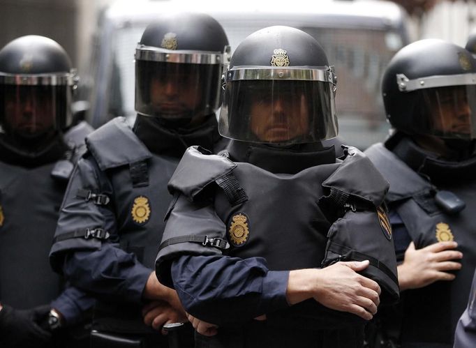 Police in riot gear block off a street near the the Spanish parliament during an anti-austerity demonstration in Madrid, September 25, 2012. Anti-austerity demonstrators protested in Madrid ahead of the government's tough 2013 budget that will cut into social services as the country teeters on the brink of a bailout. REUTERS/Paul Hanna (SPAIN - Tags: POLITICS CIVIL UNREST BUSINESS) Published: Zář. 25, 2012, 6:57 odp.