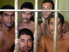 Ve stejném vězení jako Viktor Kožený jsou i uprchlíci z Castrovy Kuby.