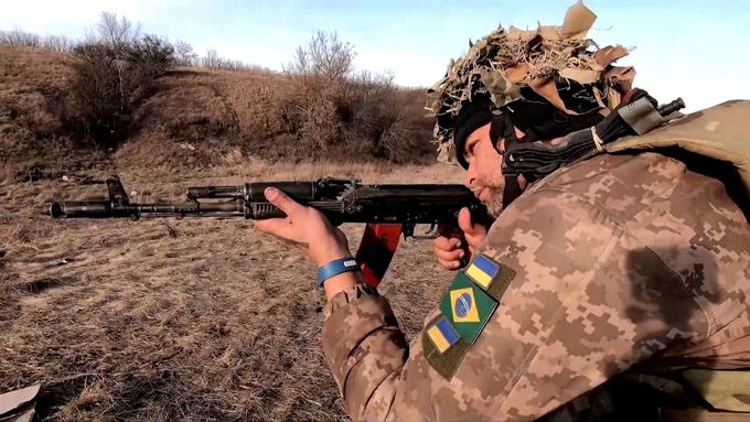 V ukrajinském praporu Karpatská Sič působí několik desítek vojáků různých národností.