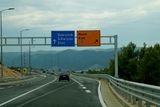 Díky této stavbě se má cesta na jih Dalmácie urychlit. Především se ale vyhnete Bosně a Hercegovině, a tedy pasovým kontrolám. Průjezd po mostě je bezplatný. Na stavbu ze dvou třetin přispěla EU ze svých fondů na infrastrukturu.