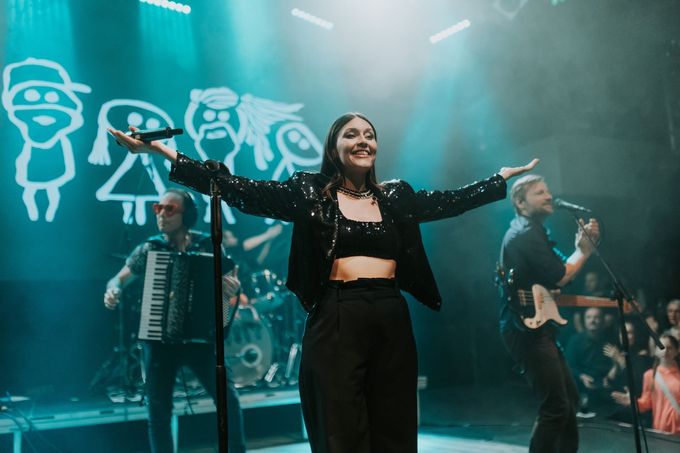 Zpěvačka Kateřina Marie Tichá se svou doprovodnou skupinou Bandjeez na koncertě v Lucerna Music Baru 19. března 2025.