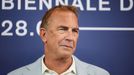 Kevin Costner vloni na benátském festivalu.