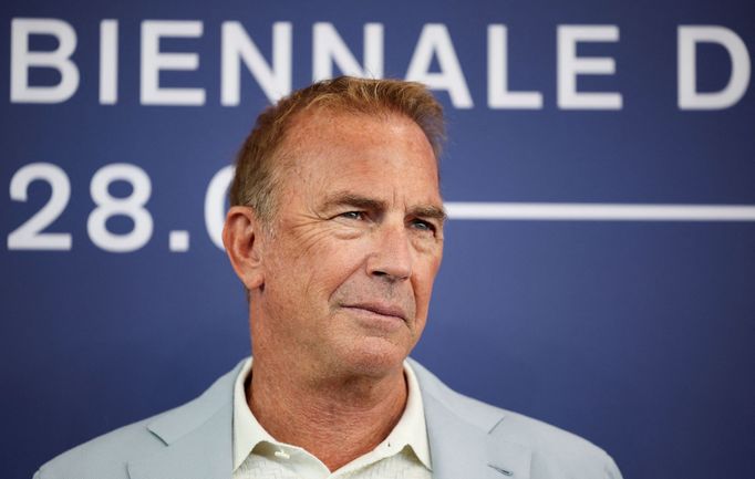 Kevin Costner na benátském festivalu.