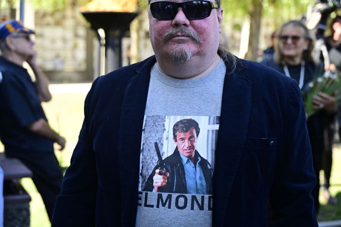 Rozloučení s hercem Jiřím Krampolem se konalo v pátek ve smuteční síni strašnického krematoria v Praze. Někteří hosté symbolicky připomněli hercovu dabingovou kariéru.