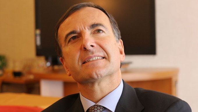 Frattini je Berlusconiho spojenec. Také on chce zpět do Itálie.