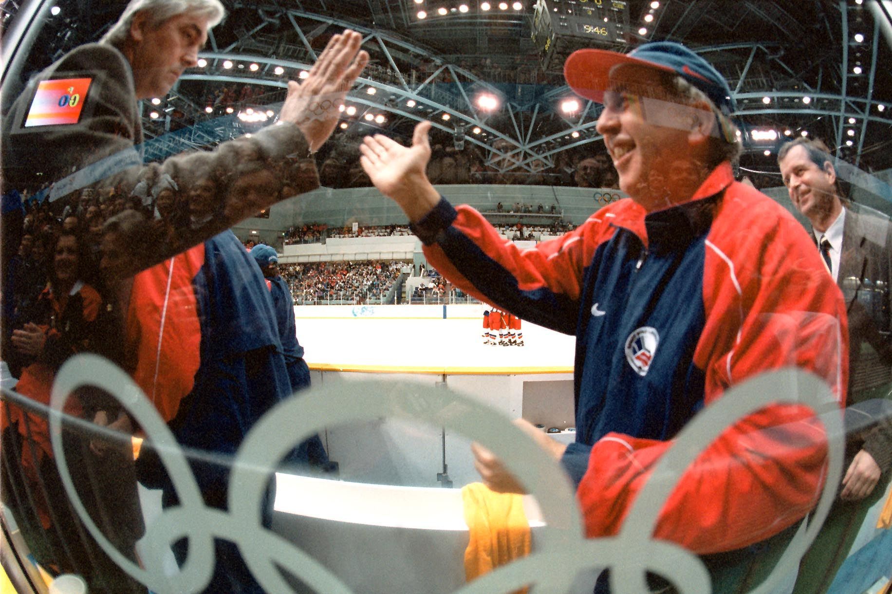 Archivní fotografie z Nagana 1998, olympijské hry, zlato z hokejového turnaje, trenér Hlinka a masér Šašek
