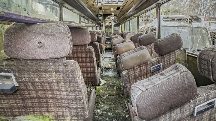 Milovnice urbexu objevila hřbitov autobusů. Dříve zaujala snímky z opuštěné nemocnice; Zdroj foto: Profimedia.cz