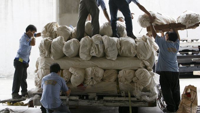 Pracovníci japonské agentury pro mezinárodní spolupráci dávají v singapurském skladišti dohromady zásilku humanitární pomoci určenou pro cyklonem postiženou Barmu