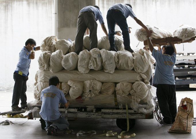 Pracovníci japonské agentury pro mezinárodní spolupráci dávají v singapurském skladišti dohromady zásilku humanitární pomoci určenou pro cyklonem postiženou Barmu