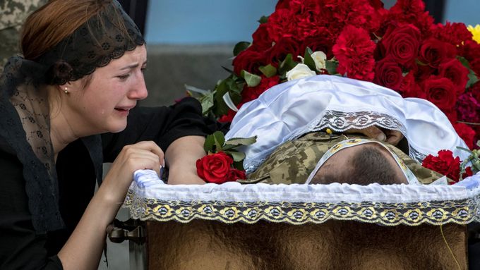 Fotografie plné bolesti a smutku. Ukrajina se loučí s padlými vojáky