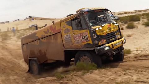 Macík na Dakaru utrhl tlumič a brzdy. Opravu zvládli za pouhých 15 minut
