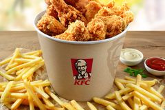 Kouzlo s desetinnou čárkou. Kyblík KFC je v Česku o dvě třetiny dražší než v Polsku