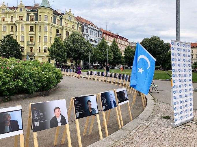 Výstava Tváře ujgurské genocidy.