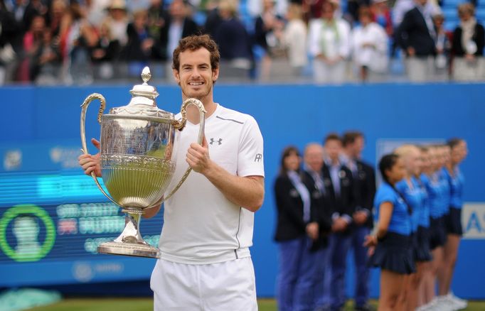 Andy Murray se raduje z trimfu na londýnské trávě