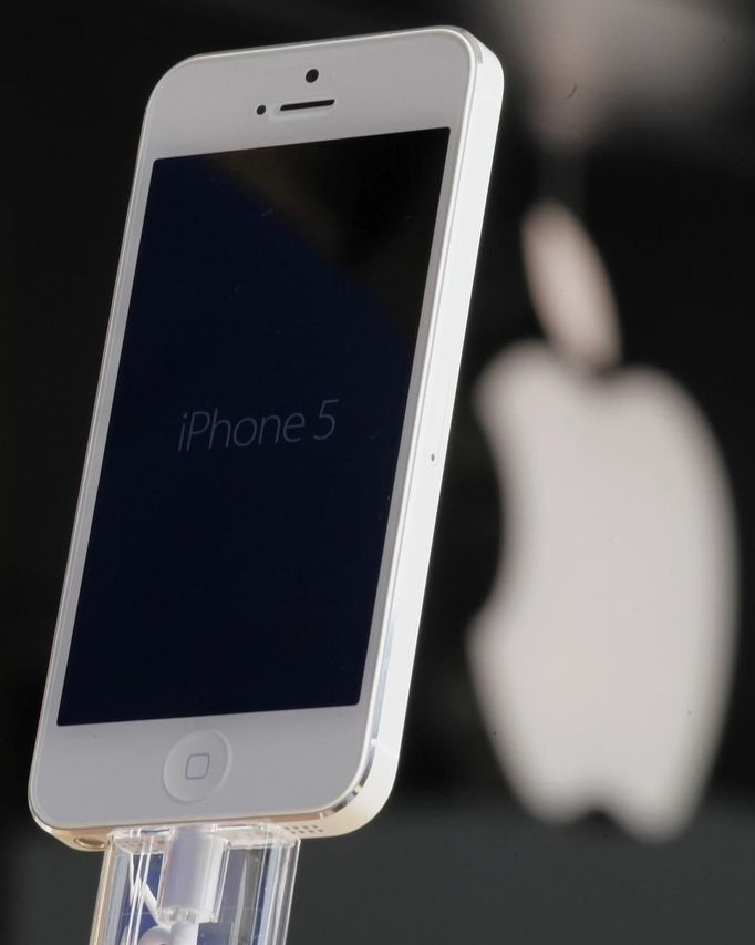 A newly released iPhone 5 is displayed at an Apple Store in Hong Kong September 21, 2012. Apple Inc's iPhone 5 hit stores around the globe on Friday, with fans snapping up the device that is expected to fuel a huge holiday quarter for the consumer giant. REUTERS/Bobby Yip (CHINA - Tags: BUSINESS SCIENCE TECHNOLOGY) Published: Zář. 21, 2012, 2:26 dop.