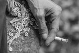 Detail s cigaretou, slíbenou odměnou – chvíle, kdy ukáže své krásné ruce.
