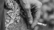 Detail s cigaretou, slíbenou odměnou – chvíle, kdy ukáže své krásné ruce.