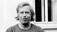 Václav Havel na Hrádečku objektivem svého přítele a fotografa Bohdana Holomíčka. Blíže nedatováno (přibližně 70. léta 20. století).