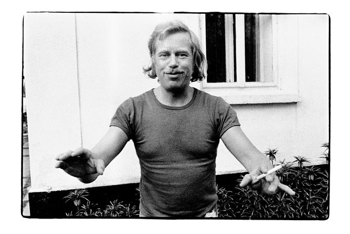 Václav Havel na Hrádečku objektivem svého přítele a fotografa Bohdana Holomníčka. Blíže nedatováno (přibližně 70. léta 20. století)