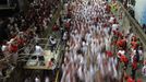 Runners sprint towards the entrance to the bullring on the second day of the running of the bulls in Pamplona July 8, 2012. Various runners suffered light injuries in a run that lasted two minutes and twenty-eight seconds, according to local media. REUTERS/Eloy Alonso (SPAIN - Tags: ANIMALS SOCIETY) Published: Čec. 8, 2012, 1:18 odp.