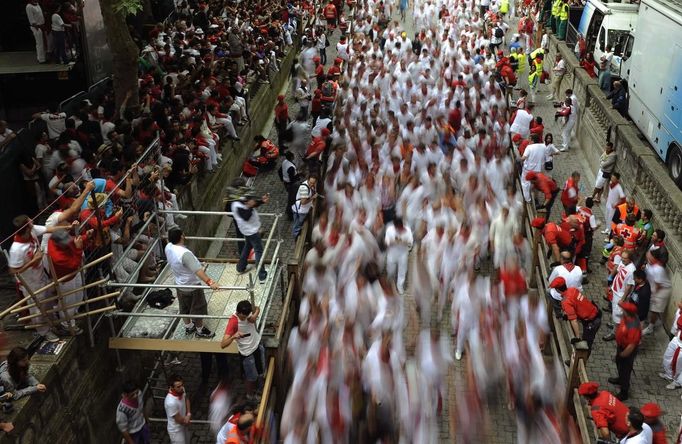 Runners sprint towards the entrance to the bullring on the second day of the running of the bulls in Pamplona July 8, 2012. Various runners suffered light injuries in a run that lasted two minutes and twenty-eight seconds, according to local media. REUTERS/Eloy Alonso (SPAIN - Tags: ANIMALS SOCIETY) Published: Čec. 8, 2012, 1:18 odp.