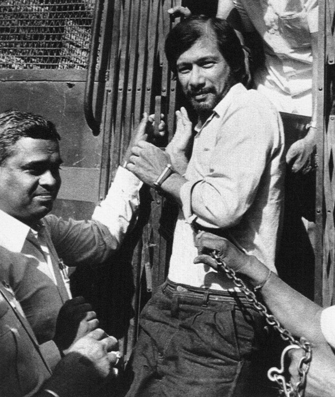 Charles Sobhraj, obviněný z vražd turistů, veden k soudu v poutech, New Delhi, 19. dubna 1986