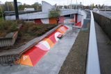Praha 7 otevřela skatepark loni v listopadu. Ve spolupráci s duem Re_place nechala podle návrhu ateliéru U/U Studio opravit betonový povrch, přidat mobiliář pro skateboarding a BMX a část hřiště natřít do svěžích růžovočervených barev s příměsí oranžové.