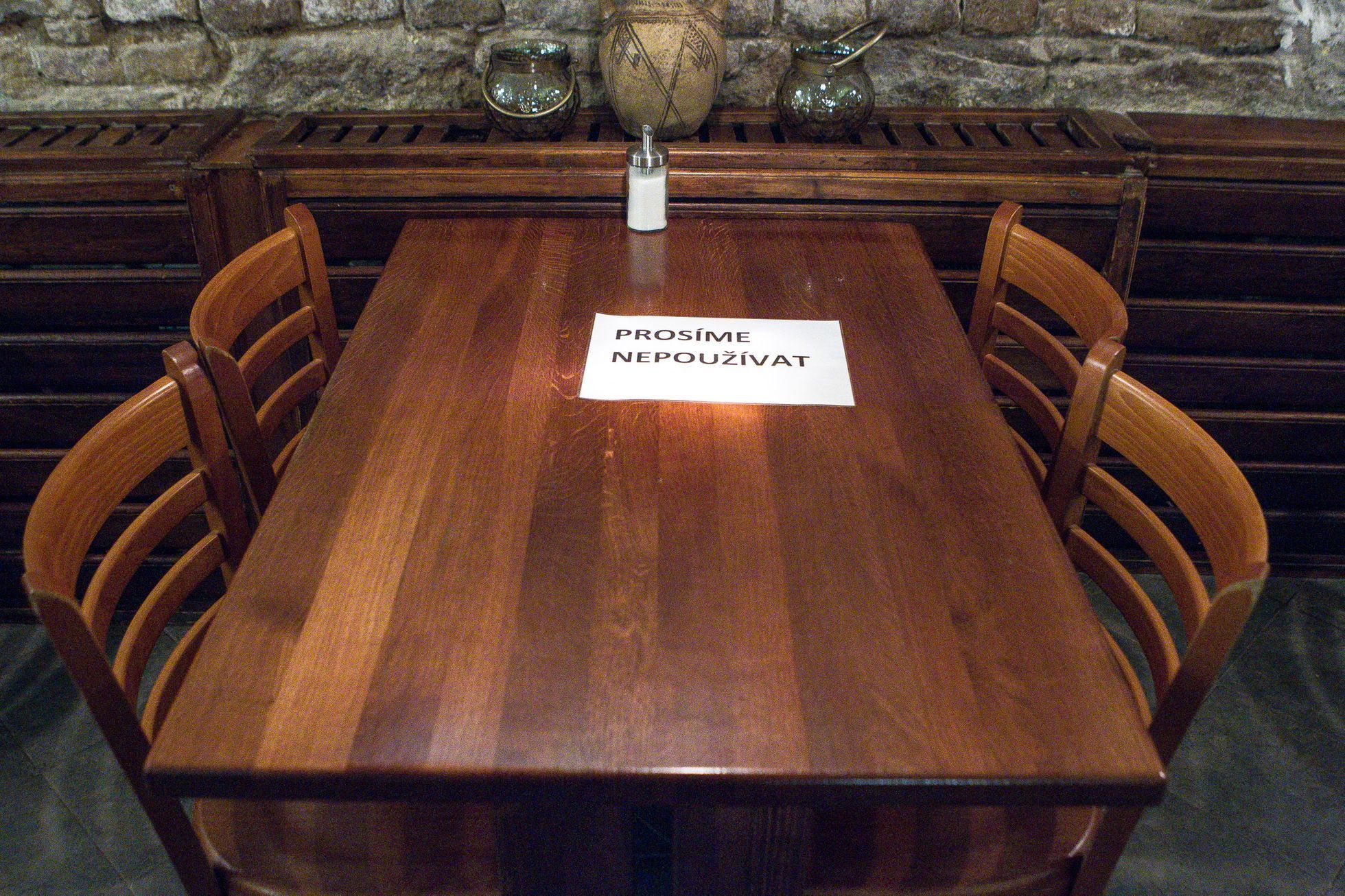 Restaurace, hospody otevírají v omezeném režimu - Pizzeria Kmotra, cedule, nouzový stav, omezení, koronavir, 3. prosinec