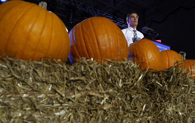 U.S. Republican presidential nominee Mitt Romney speaks at a campaign rally in Jacksonville, Florida October 31, 2012. REUTERS/Brian Snyder (UNITED STATES - Tags: POLITICS ELECTIONS USA PRESIDENTIAL ELECTION) Published: Lis. 1, 2012, 1:28 dop.