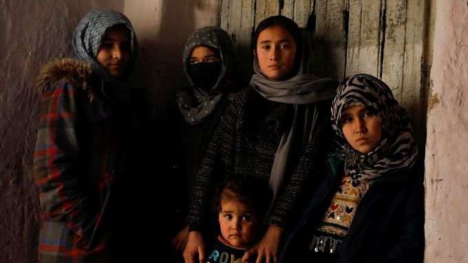Dětem dávají prášky, aby spaly i hladové, popisují afghánskou krizi Lékaři bez hranic