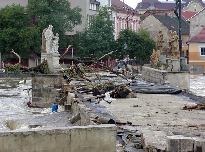 Historický most v Písku poničený povodněmi