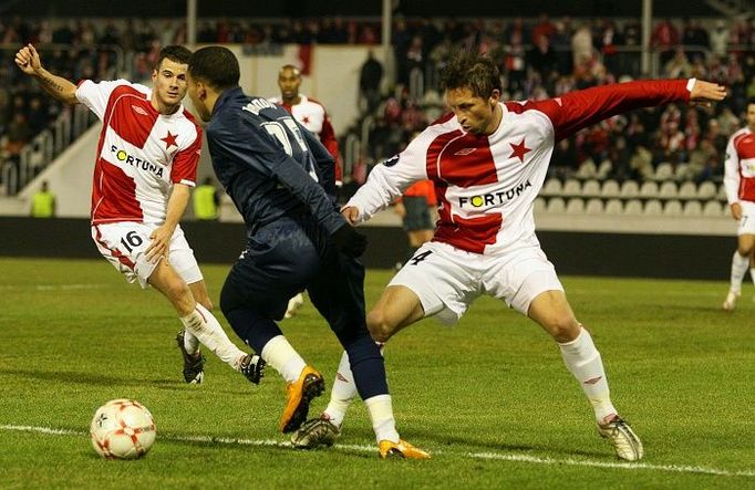 Aaron Lennon (Tottenham Hotspur FC) tentokrát mezi domácími Davidem Hubáčkem a Danielem Pudilem (oba SK Slavia Praha) neprošel.