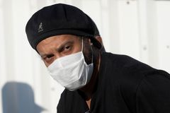 Po vězení další rána. Hvězdný fotbalista Ronaldinho má koronavirus