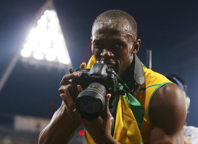 Fenomenální sprinter Usain Bolt si po vítězství v běhu na 200 metrů na chvíli zahrál na fotografa a vypůjčeným aparátem snímal své kolegy z jamajského týmu, se kterými ovládl stupně vítězů ve jmenované disciplíně.