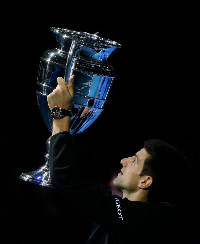 Novak Djokovič na Turnaji mistrů 2014: s trofejí pro světovou jedničku.