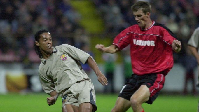 Ronaldinho a Milan Jambor v zápase Púchova s Barcelonou.