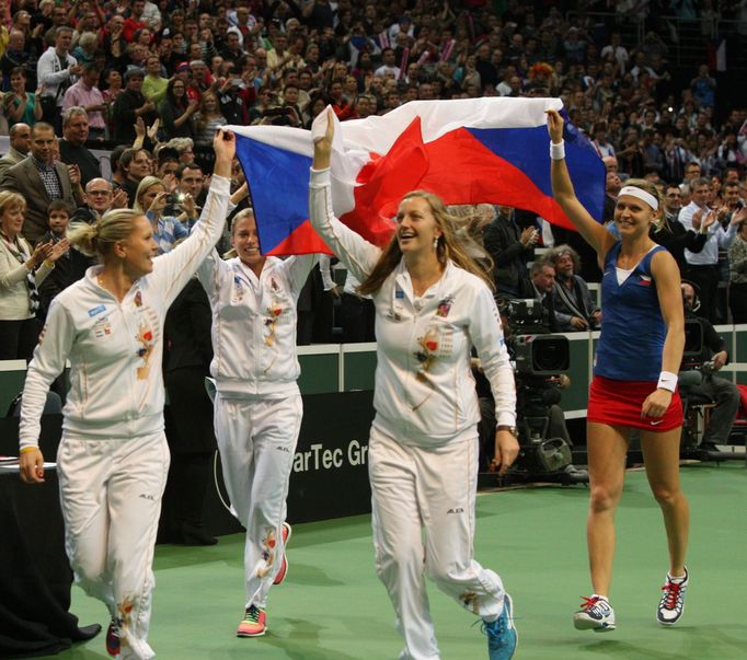 České tenistky slaví vítězství ve Fed Cupu 2012 nad Srbkami.