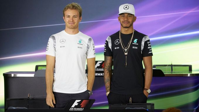 Piloti Mercedesu Nico Rosberg a Lewis Hamilton si to o titul rozdají potřetí za sebou, prvně má ale trumfy v ruce německý jezdec.