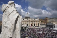 Šéf vatikánské banky a jeho zástupce rezignovali