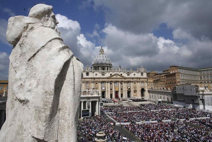 A statue overlooks Saint Peter's Square during a canonization mass led by Pope Francis at the Vatican May 12, 2013. The Pope is leading a mass on Sunday for candidates for sainthood Antonio Primaldo, Mother Laura Montoya and Maria Guadalupe Garcia Zavala.