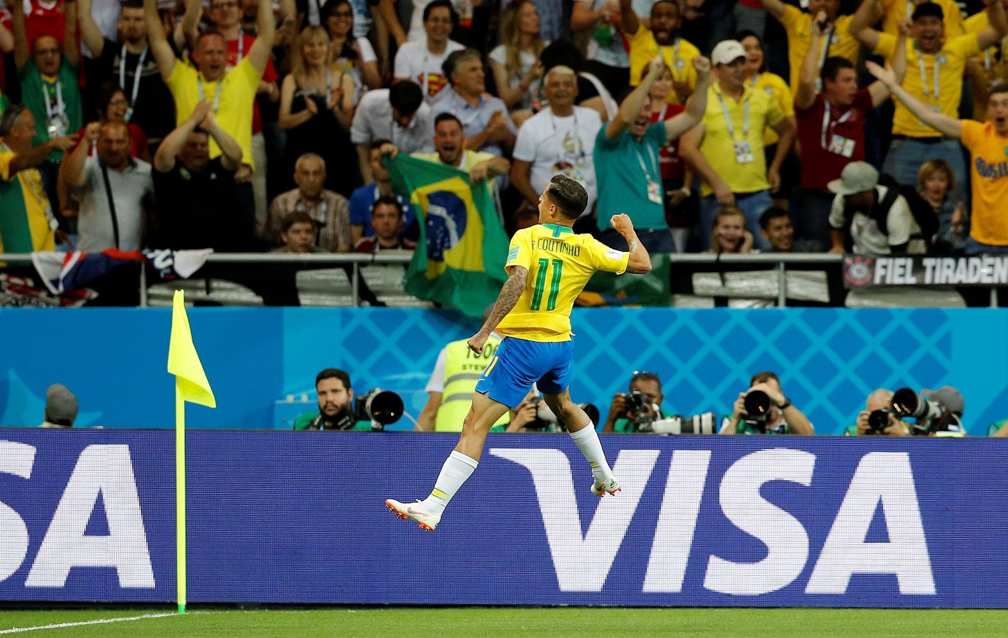 Philippe Coutinho slaví svůj gól v zápase Brazílie - Švýcarsko na MS 2018