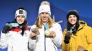 Anna Veithová, Ester Ledecká a Tina Weiratherová s medailemi za super-G na ZOH 2018