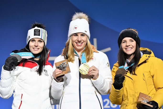 Anna Veithová, Ester Ledecká a Tina Weiratherová s medailemi za super-G na ZOH 2018