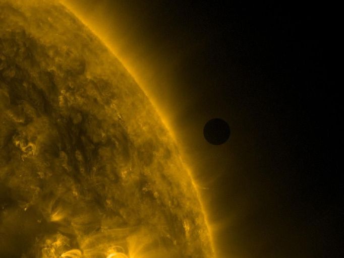 Transit 04.59.25 UT Close-up of Venus transiting across the face of the Sun. This image was taken June 6 at 04:59:25 UT by the Solar Dynamics Observatory (SDO) in 171 wavelength of extreme ultraviolet light.